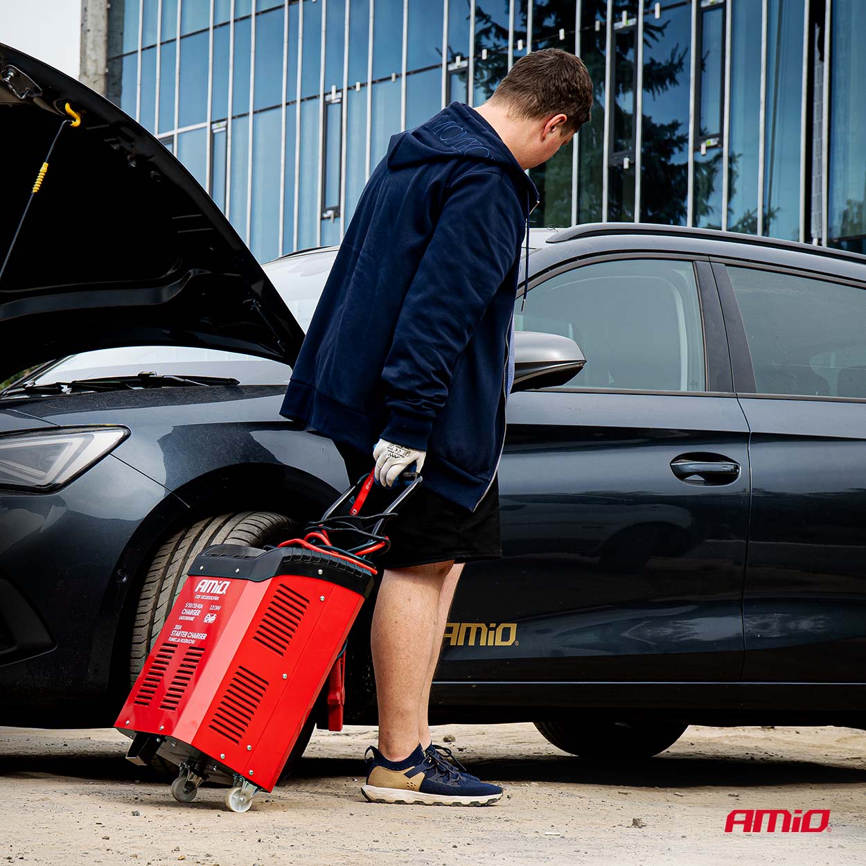 Auton akkulaturi ja käynnistysapu max. 40 A 12 V 24 V Käynnistys 300 A AMIO-04500