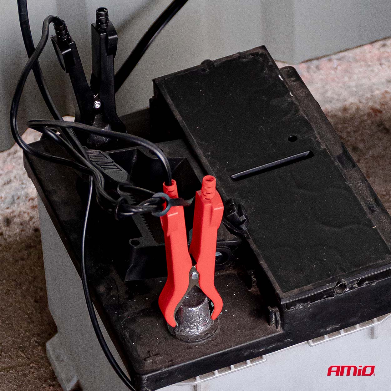 Digitaalinen akkulaturi AGM GEL STD LiFePo4 MAX 4A 6/12V PRO HOOK AMIO-04531